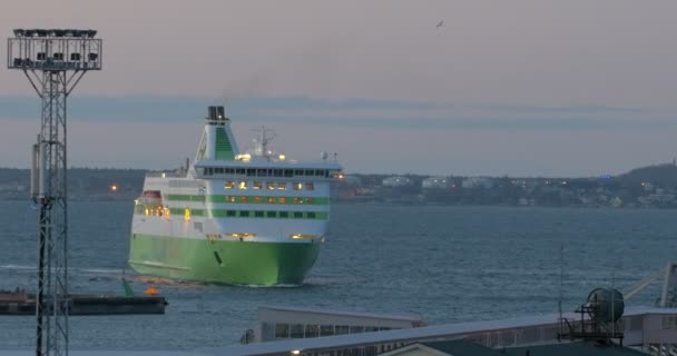 Crucero navegando a puerto por la noche — Vídeos de Stock