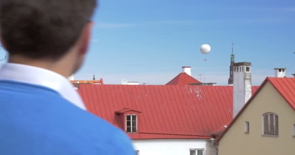 Homme Tir ballon à air avec tablette — Video