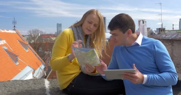 Ζευγάρι ψάχνει στο χάρτη της πόλης εξωτερική — Αρχείο Βίντεο