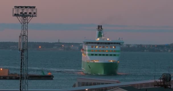 Stor färja går in i porten — Stockvideo