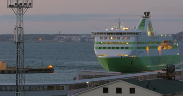 Ferry de passageiros entrando no porto — Vídeo de Stock