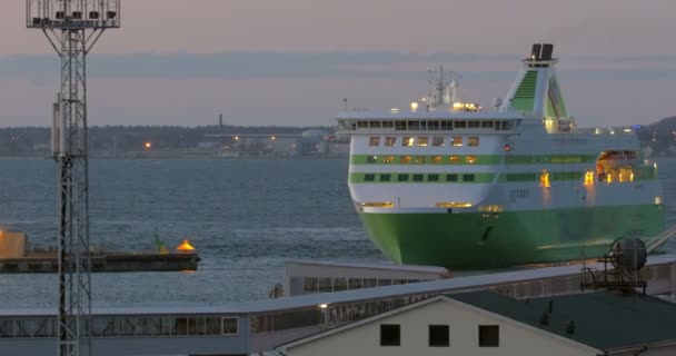 Passagiersveerboot naar poort in te voeren — Stockvideo