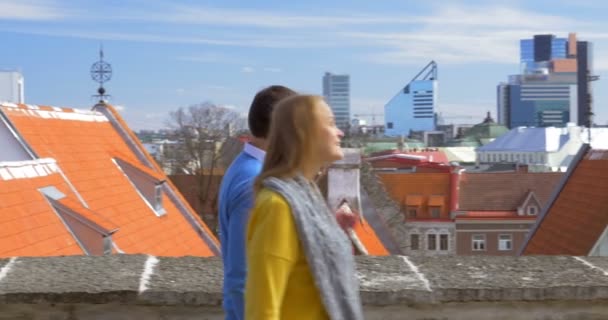 Couple Regarder le paysage du Vieux et Moderne Tallinn — Video