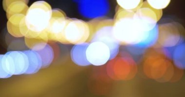 Yolda trafik bulanık Bokeh