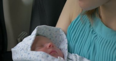 Yeni doğan bebek anne elinde uyku