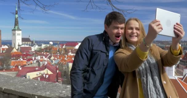 Homem e mulher fazendo selfie com touchpad — Vídeo de Stock