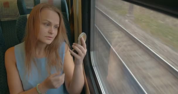 電車の中のポケット グラスを持つ女性 — ストック動画