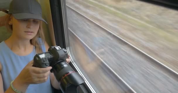 Junges Mädchen fährt mit dem Zug und macht Fotos. — Stockvideo