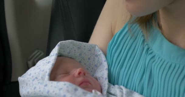 Nieuwe geboren baby slapen in moeders handen — Stockvideo