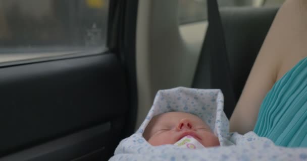 Mamma håller sovande baby i armar — Stockvideo