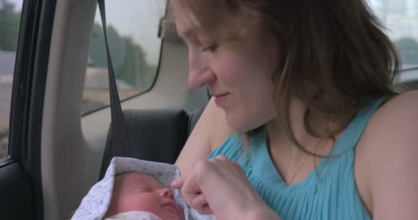 Madre con bebé recién nacido en coche — Vídeo de stock