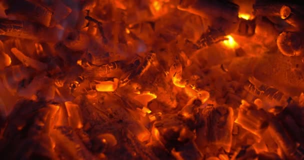 Brasas quentes no fogo — Vídeo de Stock