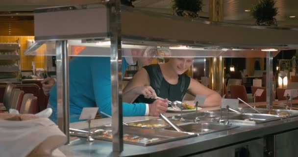 Pareja joven tomando comida en la cafetería de autoservicio — Vídeo de stock