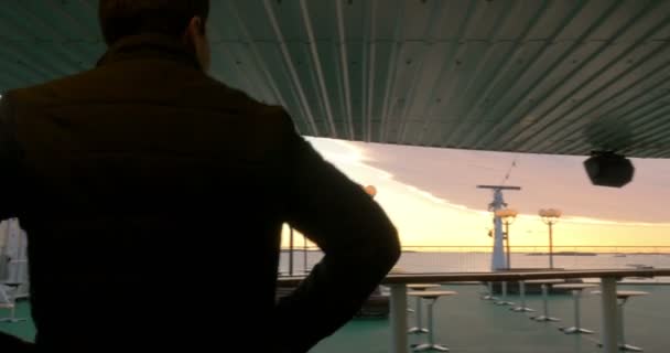 Homme regardant la mer depuis le pont du paquebot en mouvement — Video