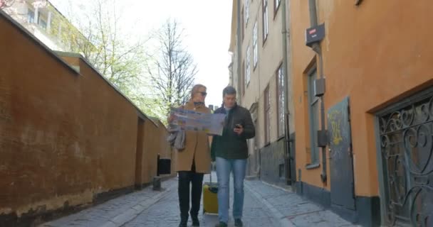 Pareja de turistas mirando el mapa de la ciudad — Vídeos de Stock