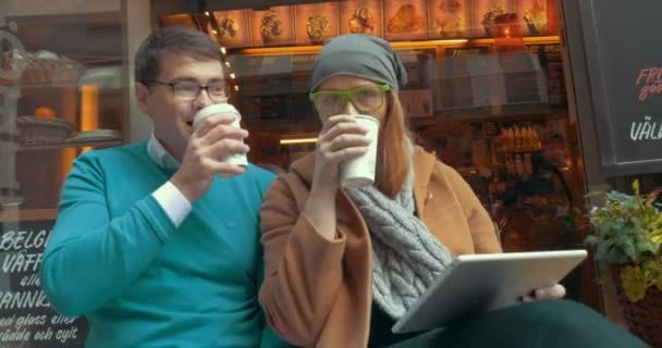 Junge Freunde trinken Coffee-to-go im Freien — Stockvideo
