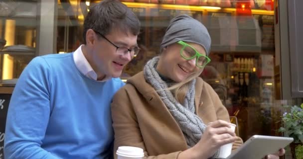 Couple heureux en utilisant la tablette numérique au café de rue — Video