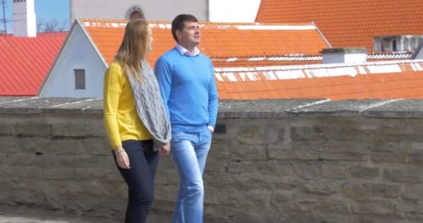 Молодая счастливая пара, гуляющая по городу — стоковое видео