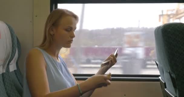 Jovem mulher colocando maquiagem no trem — Vídeo de Stock