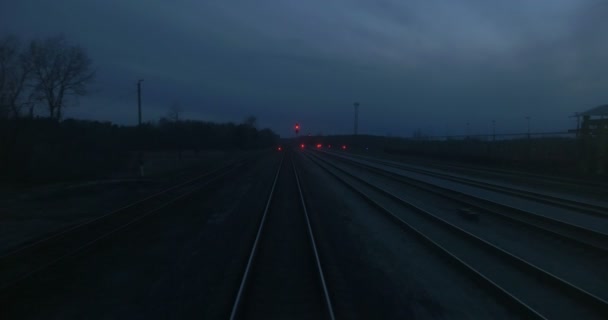 Dejando el ferrocarril por la noche — Vídeos de Stock