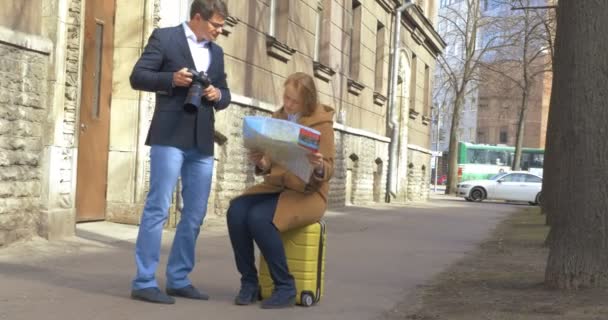 Touristen in Tallinn auf der Suche nach dem Weg — Stockvideo