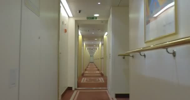 Poruszanie się w hotelowym korytarzu z lekkim wnętrzem — Wideo stockowe