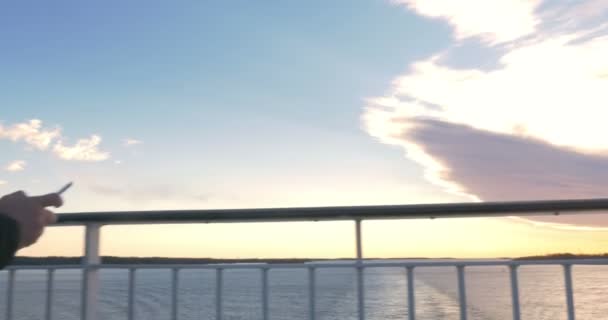Uomo utilizzando pad per fare foto panoramiche dalla nave — Video Stock