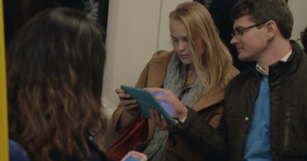 Metro passagiers die Tablet PC gebruiken — Stockvideo