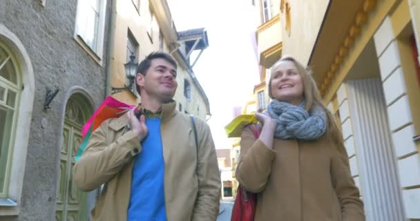 Pareja enamorada disfrutando de las compras navideñas — Vídeo de stock