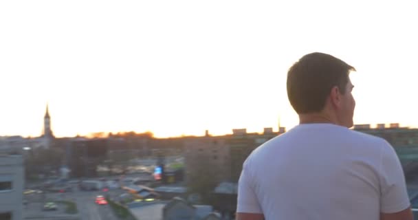 Couple romantique sur le balcon Regardez la ville au coucher du soleil — Video