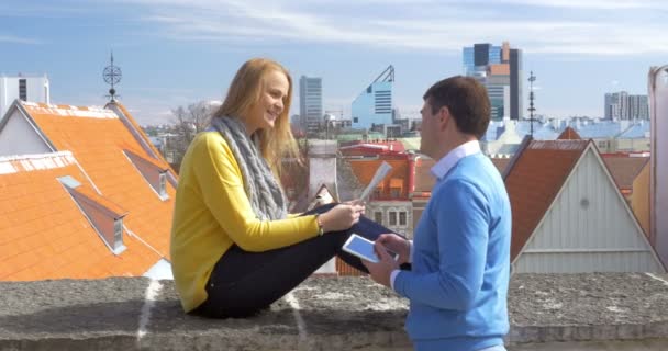 Туристи на даху в Таллінні — стокове відео