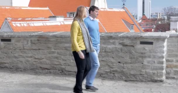 Man en vrouw met romantische datum in de stad — Stockvideo