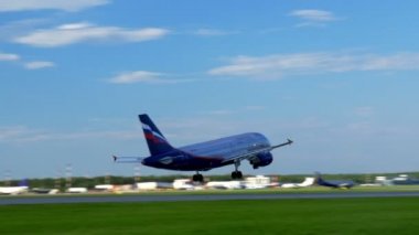 Kalkış pist üzerinde yukarı Uçak Fly
