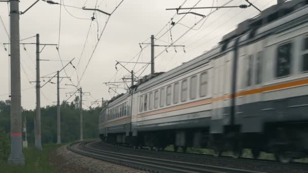 Train de banlieue Déplacement le long du chemin de fer — Video