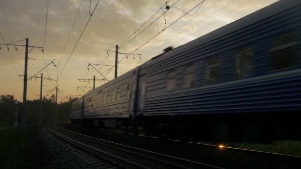 Zug fährt bei Sonnenuntergang durch den ländlichen Raum — Stockvideo