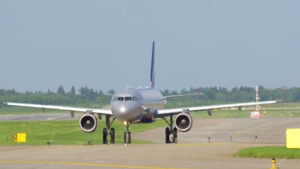 Avião a jato na pista — Vídeo de Stock