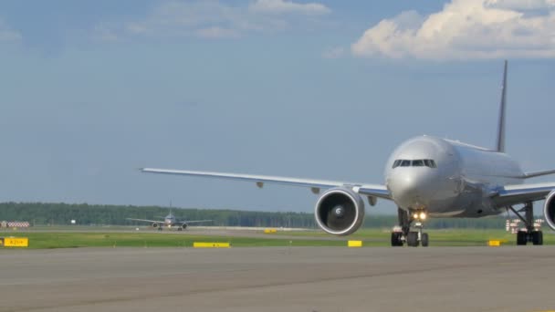 Dos aviones esperando el despegue — Vídeo de stock