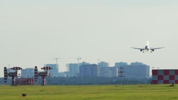 Flugzeug bei Landeanflug und Landung — Stockvideo