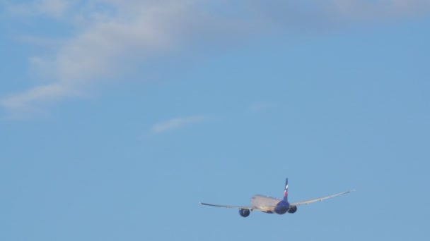 Mavi gökyüzünde uçan jet uçağı — Stok video