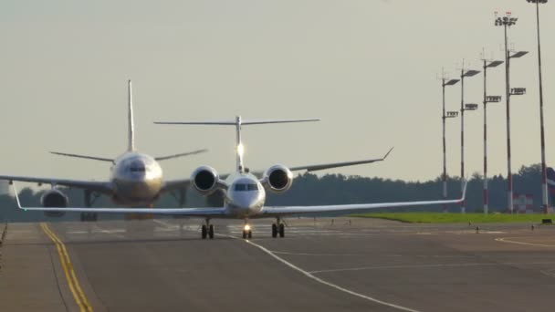 Twee vliegtuigen op de landingsbaan — Stockvideo