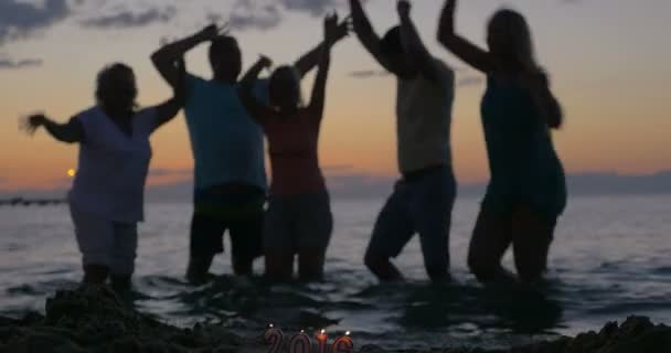 Újév ünnepe a strandon — Stock videók