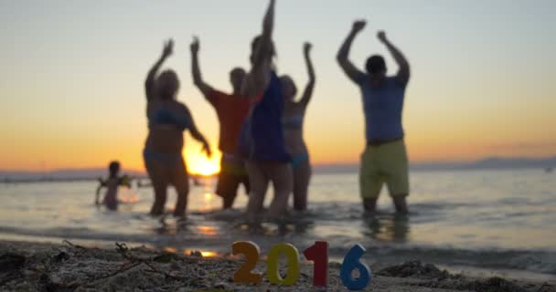 Celebración de Año Nuevo y Navidad en la playa — Vídeo de stock