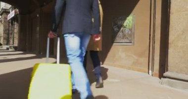 Arabası ile iki turist çanta
