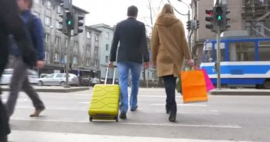 Bavul ve poşetler yol geçtikten ile Çift