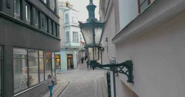 Lampe im alten Stil der Straßenbeleuchtung — Stockvideo