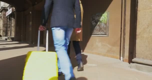 Dos turistas con bolsa de carrito — Vídeo de stock