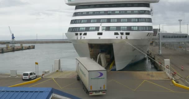 Camions Embarquement du ferry dans le port de Tallinn — Video