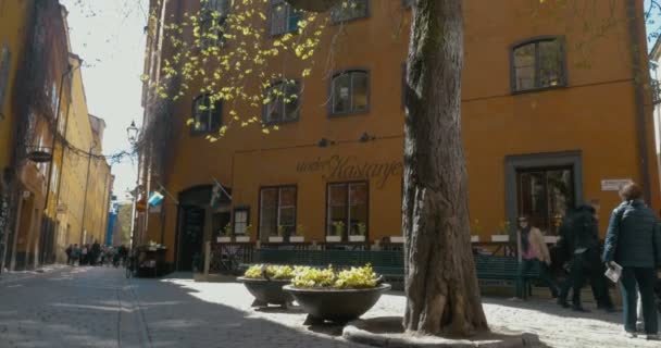 Calle de la ciudad vieja con cafetería al aire libre — Vídeo de stock