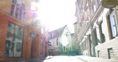 Güneşli bir gün Tallinn tarihi şehirde sokakta