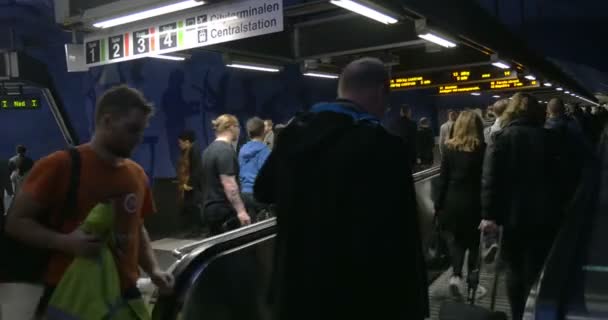 Kerumunan orang di eskalator datar di kereta bawah tanah — Stok Video
